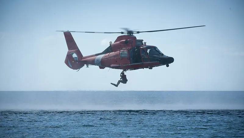 Ilustração da notícia: Guarda Costeira dos EUA acha destroços de avião-ambulância com seis a bordo