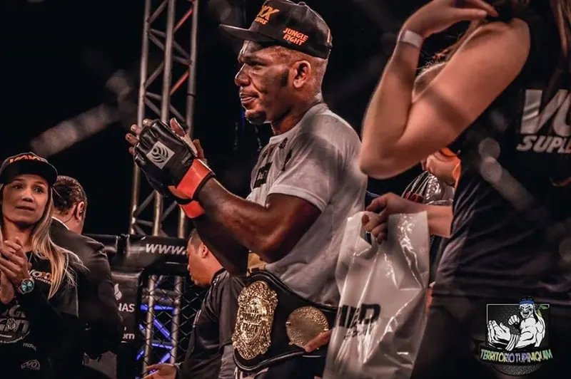 Ilustração da notícia: Jungle Fight 155 tem os três cinturões decididos por finalização em Niterói