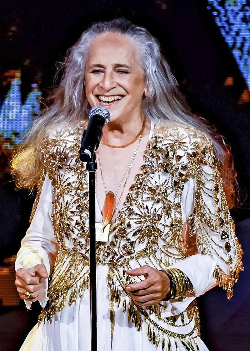 Ilustração da notícia: Maria Bethânia lança single com três faixas do show dos 60 anos de carreira