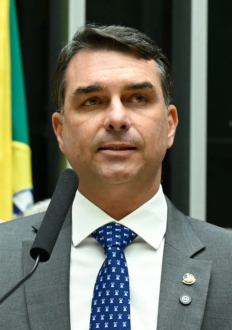 Ilustração da notícia: Flávio Bolsonaro vai ao 2º turno 1,87 ponto à frente de Lula, a menor margem desde 1989