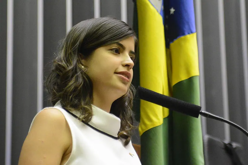 Ilustração da notícia: Mãe de Tabata Amaral segue na UTI após queda em ato de campanha em SP