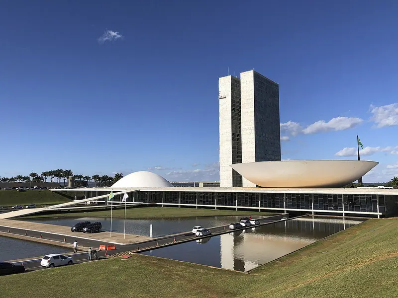 Ilustração da notícia: Câmara eleita dá 106 cadeiras ao PL e 82 à federação do PT