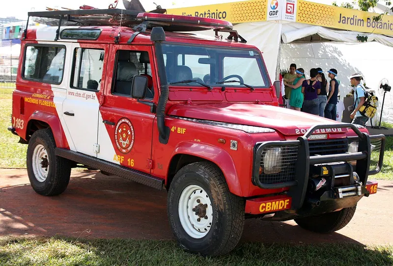 Ilustração da notícia: Bombeiros e Exército combatem fogo que voltou a queimar na unidade da Embrapa em Teresina