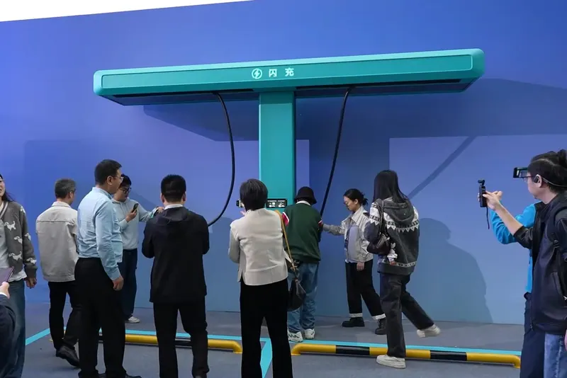 Ilustração da notícia: Carregador de recarga rápida da BYD vira balanço para crianças na China