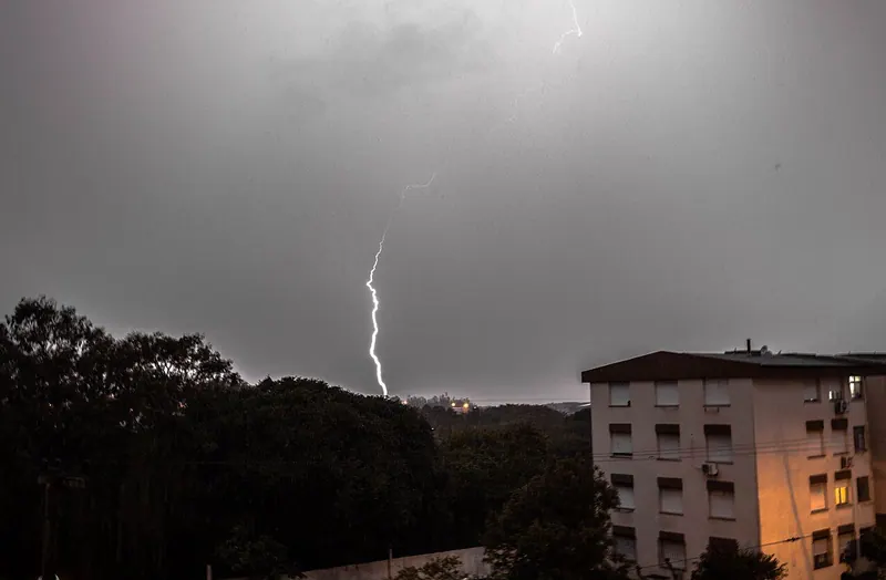 Ilustração da notícia: Nova frente fria traz chuva forte ao Sul de quinta a sexta e pode somar 115 mm