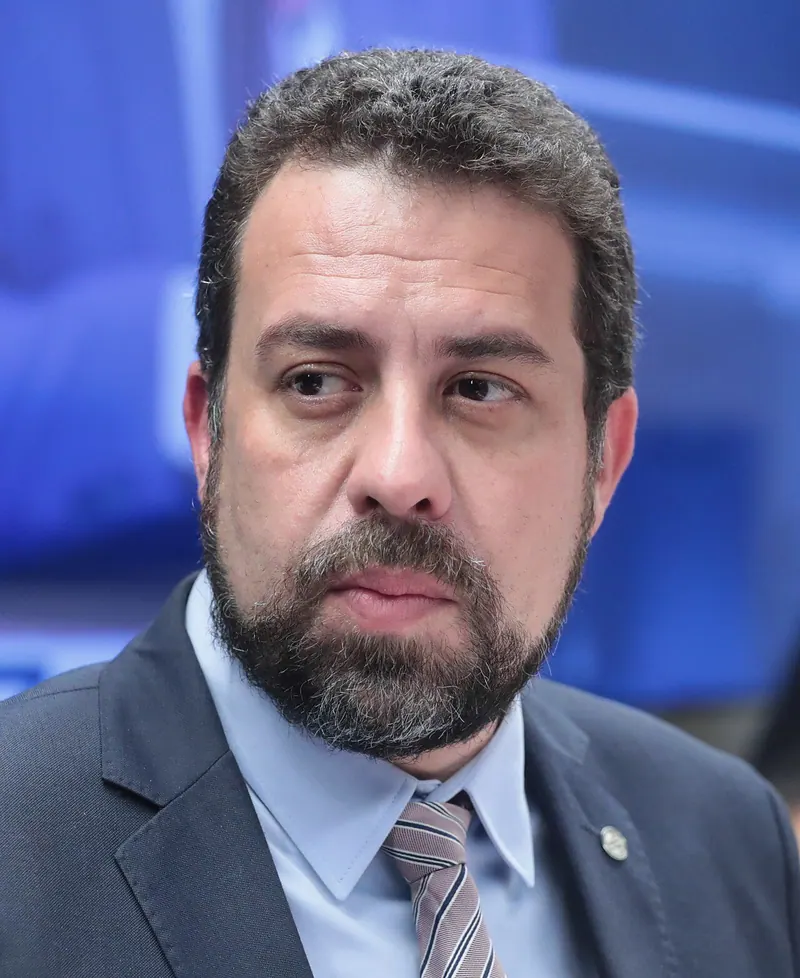 Ilustração da notícia: Boulos e Pavanato trocam xingamentos em aeroporto de Brasília