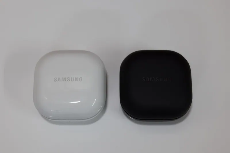 Ilustração da notícia: Samsung teria fones premium Galaxy Studio para rivalizar com AirPods Max 2, diz rumor