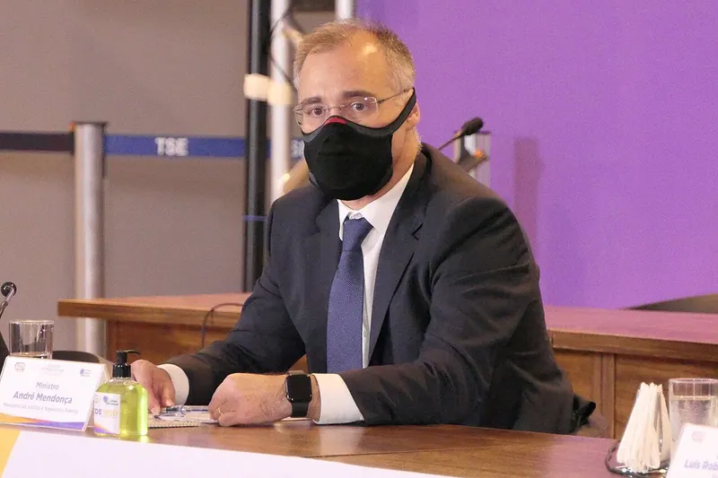Ilustração da notícia: Mendonça, do TSE, manda retirar vídeo de Janones e Lindbergh sobre propostas de Flávio