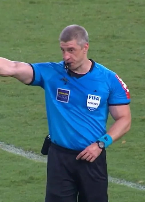 Ilustração da notícia: Flamengo divulga nota e critica a arbitragem de Daronco no empate com o Santos