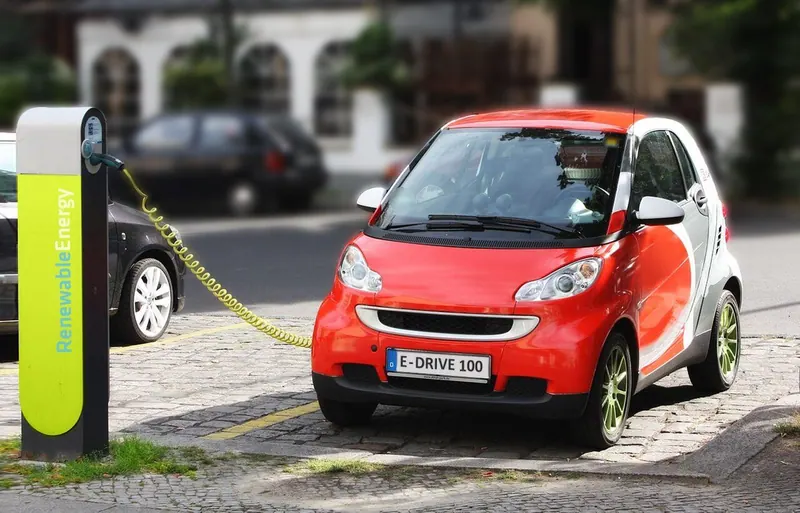 Ilustração da notícia: Pesquisa: 87% dos motoristas considerariam comprar carro elétrico; preço é entrave