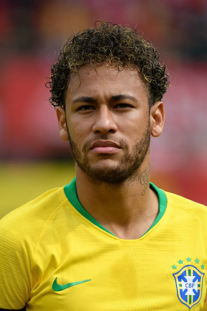 Ilustração da notícia: Neymar brinca com torcedor após empate com o Flamengo: "No fundo, eu sou Mengão"