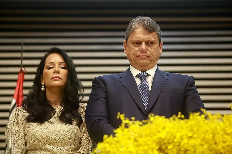 Ilustração da notícia: Tarcísio publica vídeo cobrando Lula por suposto repasse de Vorcaro a documentário
