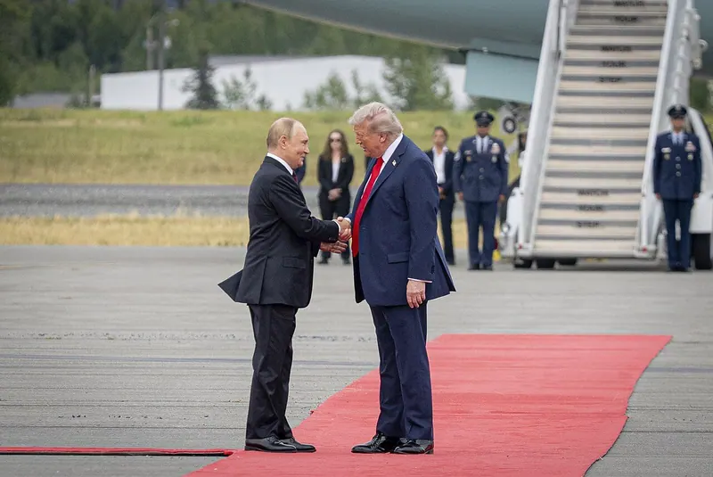 Ilustração da notícia: Trump diz que Putin vai liberar diesel russo ao mercado global; Zelensky critica