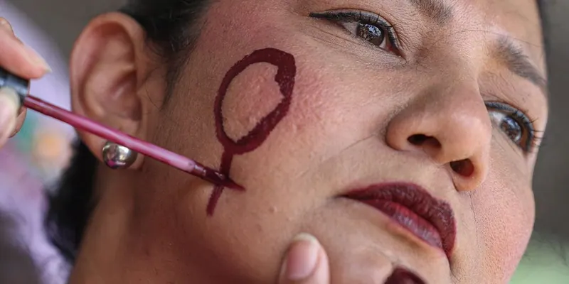 Ilustração da notícia: Processos por violência política de gênero no TSE saltam de 15 para 177 entre 2022 e 2026