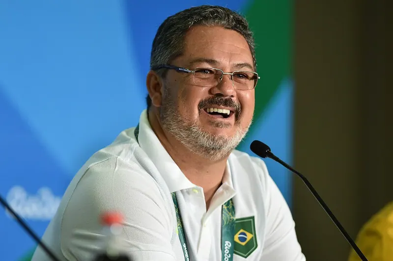 Ilustração da notícia: Londrina demite o técnico Rogério Micale após derrota para o Avaí na Série B