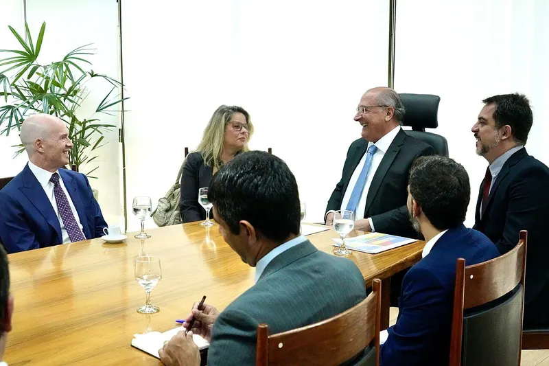 Ilustração da notícia: Alckmin diz que campanha de Lula deve buscar eleitor de centro no 2º turno