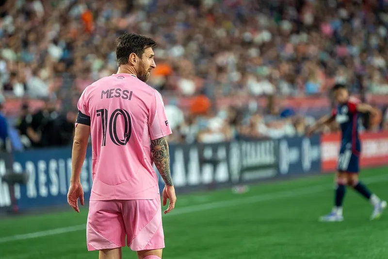 Ilustração da notícia: Messi faz gol contra o DC United em seu primeiro jogo após despedida da seleção