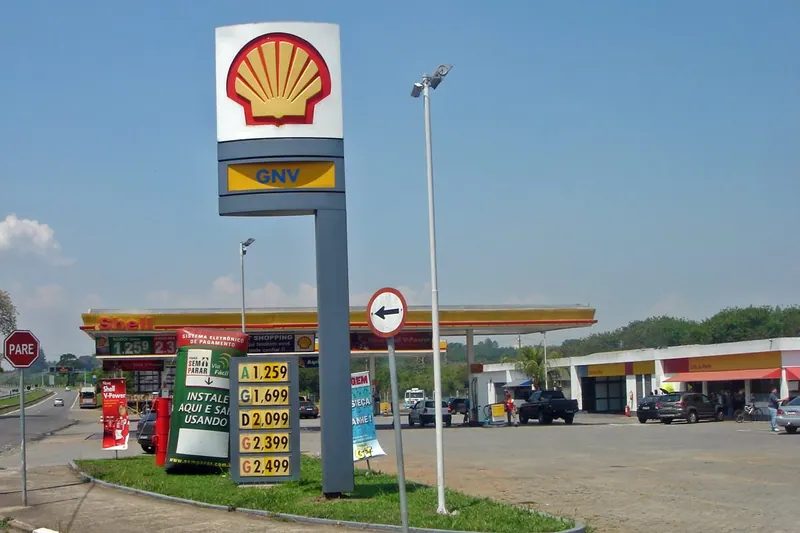 Ilustração da notícia: Gasolina fica estável há seis meses no Brasil, mesmo com a guerra e a alta do petróleo