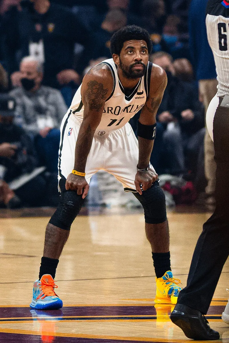 Ilustração da notícia: Kyrie Irving volta após 586 dias e é cestinha do Mavericks em jogo na China