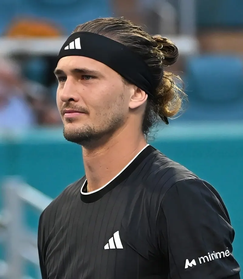 Ilustração da notícia: Zverev vence Halys, soma 60 vitórias no ano e vai às oitavas em Xangai