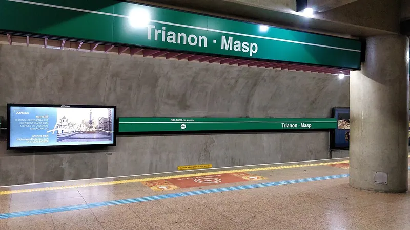 Ilustração da notícia: Após ato pró-Lula na Paulista, PM fecha duas estações de Metrô na dispersão