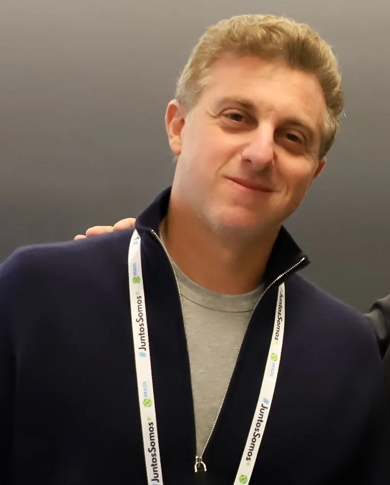 Ilustração da notícia: Luciano Huck faz declaração a Angélica ao vivo no palco do Domingão