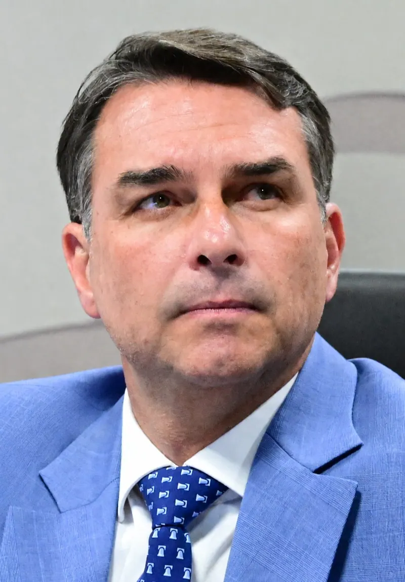 Ilustração da notícia: Flávio Bolsonaro se reúne com prefeitos em SP e diz que cortes não virão da área social