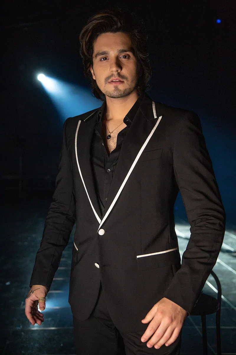 Ilustração da notícia: Luan Santana faz gesto de “L” em show em Brasília e assessoria nega sentido político
