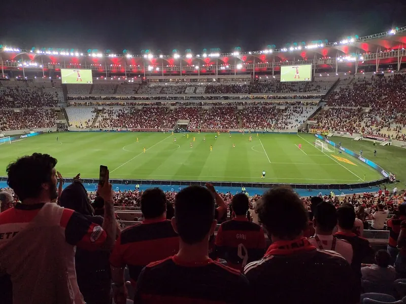 Ilustração da notícia: Torcida do Flamengo exibe faixa contra a MP das bets no clássico com o Fluminense