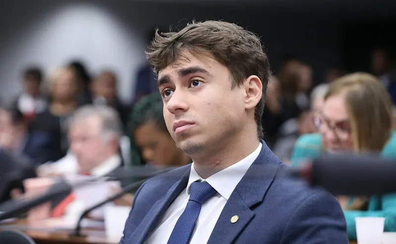 Ilustração da notícia: Nikolas Ferreira convoca atos de apoio a Flávio Bolsonaro em ao menos 14 cidades
