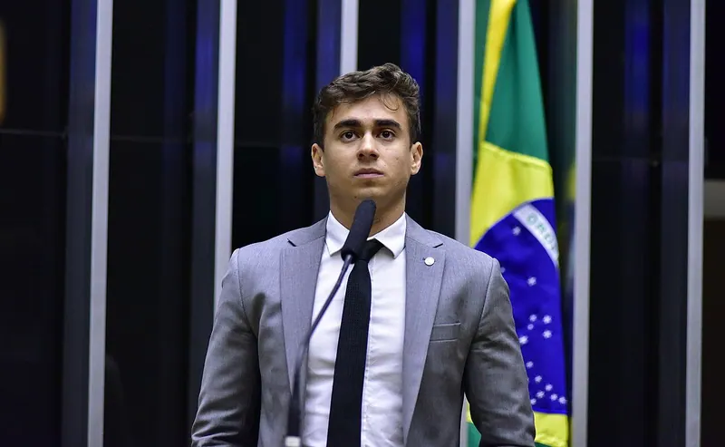Ilustração da notícia: Nikolas Ferreira cita desempenho de Lula em presídios para atrair indecisos