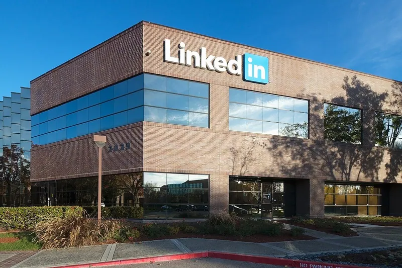 Ilustração da notícia: Pesquisa: 74% de trabalhadores dos EUA veem flerte no LinkedIn como passar do limite