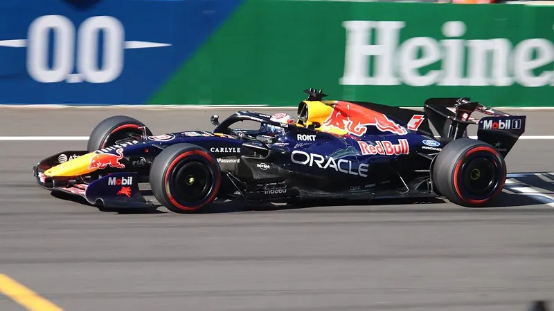 Ilustração da notícia: Verstappen vence em Singapura; Antonelli ainda pode ser campeão em Austin