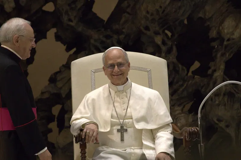 Ilustração da notícia: Vaticano cancela agenda do papa Leão XIV até 20 de outubro por causa de cirurgia