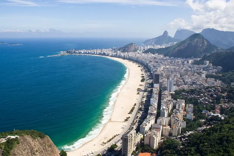 Ilustração da notícia: Apoiadores de Lula ocupam a orla de Copacabana em ato no feriado antes do 2º turno
