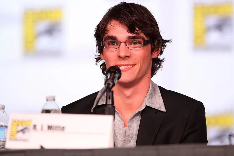 Ilustração da notícia: Morre RJ Mitte, ator que interpretou Walter White Jr. em 'Breaking Bad', aos 34 anos