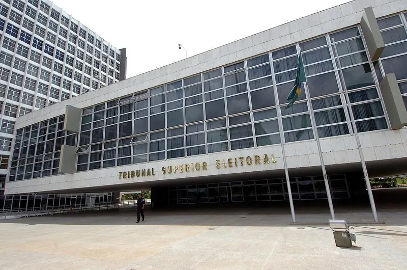 Ilustração da notícia: TSE decide que fórum de servidores retire posts contra Flávio Bolsonaro