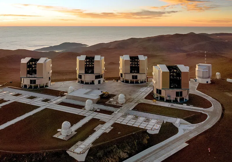 Ilustração da notícia: Telescópio no Atacama chega a sete lasers que criam estrelas falsas no céu