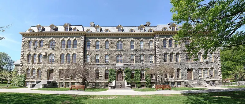 Ilustração da notícia: Promotoria reabre caso de estupro coletivo em fraternidade de Cornell, nos EUA