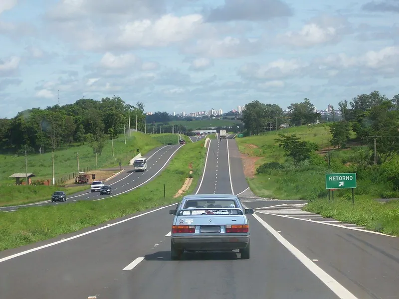 Ilustração da notícia: Trecho da Raposo Tavares com câmeras de IA registra queda de 22% nos acidentes