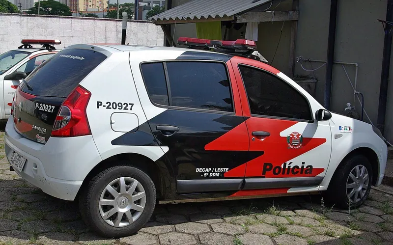 Ilustração da notícia: Furgão roubado com actínio-225 é achado queimado em SP, e carga segue desaparecida
